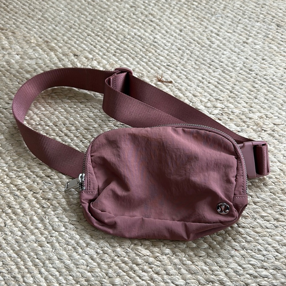 Lululemon Everywhere Belt Bag in Dusty Rose